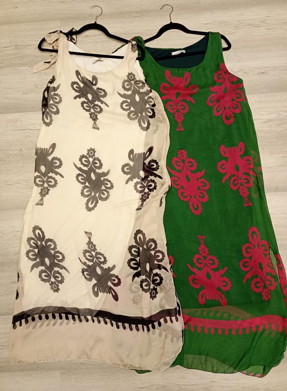 VESTIDO ITALIANO bco/ngo sin manga nudos
