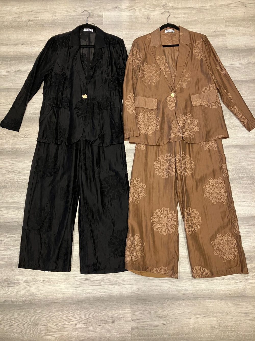 CONJUNTO EVERLYN negro o café flores grabadas